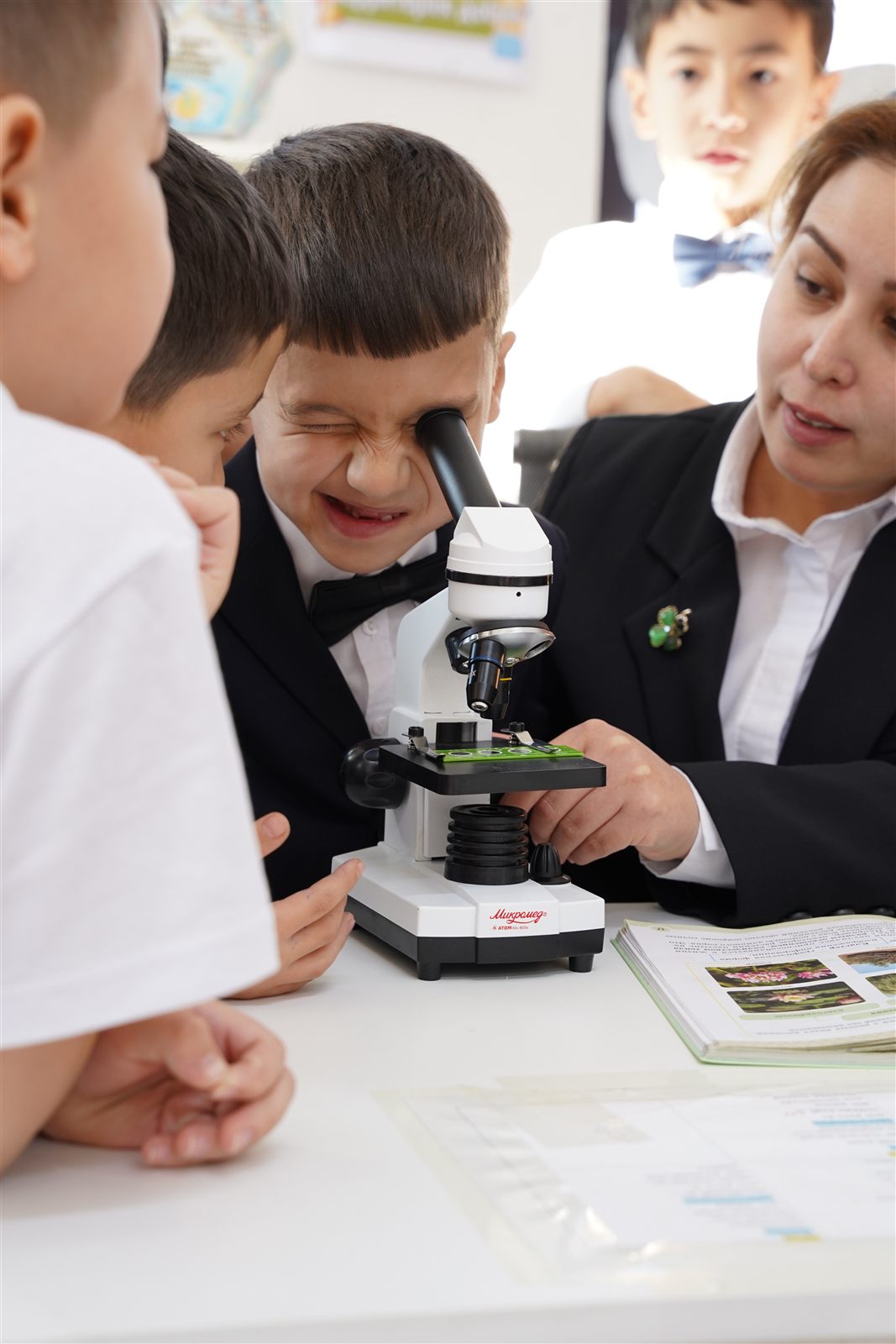 Ученик Arna School рассматривает образец в микроскоп