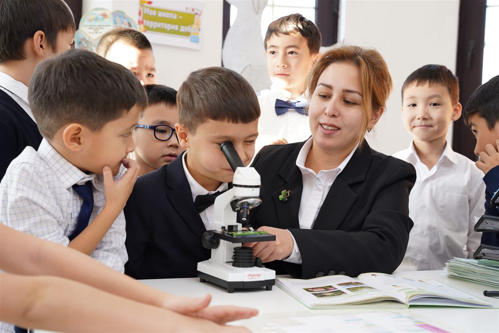 Урок естествознания в Arna School: дети изучают образцы под микроскопом