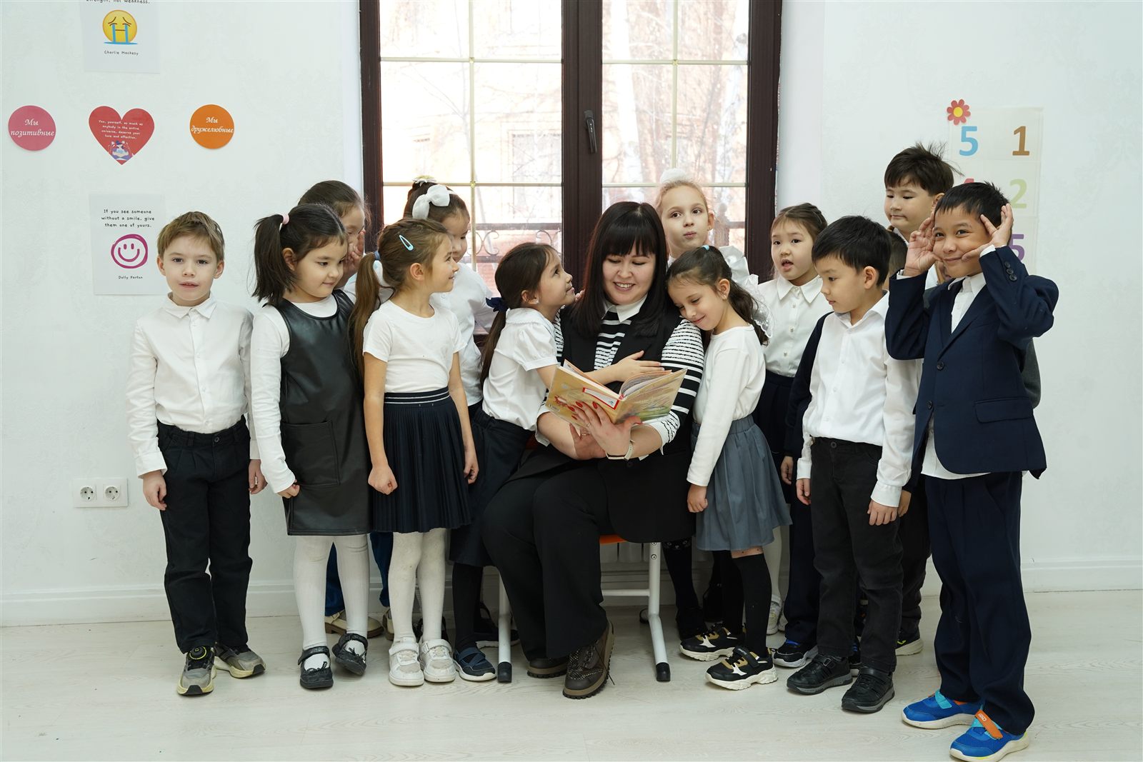 Учитель Arna School читает книгу ученикам начальной школы